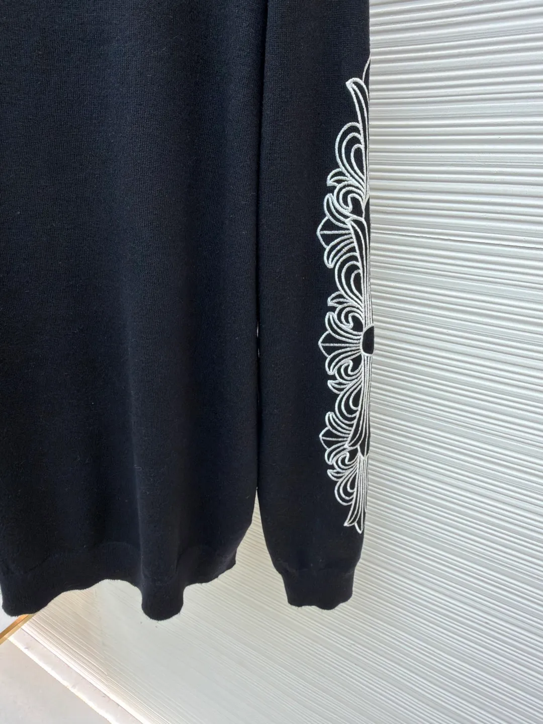 Chrome Hearts scroll embroidered sweater ●Item number: 1682476-A85 ●Fabric: wool fabric ●Technology: embroidery production ●Color: black ●Version: loose fit ●Weight: about 475 grams ●Size: S-M-L-XL ●Description: Select high-quality wool and cashmere raw materials, blended according to a certain proportion. Wool provides warmth and durability, while cashmere gives clothing a soft, delicate feel. The combination of the two makes the fabric both comfortable and practical. Different from market products, our sweaters feel softer and waxier. We use the shrinking characteristics of cashmere fiber to shrink the sweaters. Ironing knitted sweaters to make them smoother and crisper while maintaining style characteristics. The ironing process requires precise control of temperature and pressure to prevent clothing from deforming or being damaged. The overall wiring is straight and delicate, the fabric is comfortable and soft, and the color is consistent without color difference. It can be matched with the same style to create a fashionable look and control various occasions. Customized accessories, complete with three standards, same style for men and women!